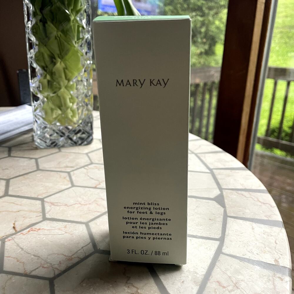 Mary Kay Mint Bliss Energizing Lotion for Feet & Legs.